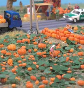 Walthers SceneMaster Pumpkin Patch, Kit - 80 pumpkins (assorted sizes) & eight vines