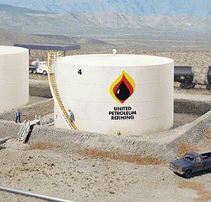 Walthers Cornerstone Wide Oil Storage Tank w/Berm